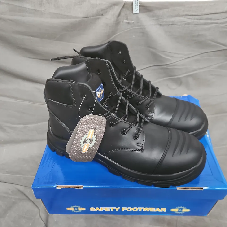 BOXED PAIR OF SAFETY FOOTWEAR GREAT ALL AROUND COMPOSITE SAFETY BOOTS IN BLACK - UK 12
