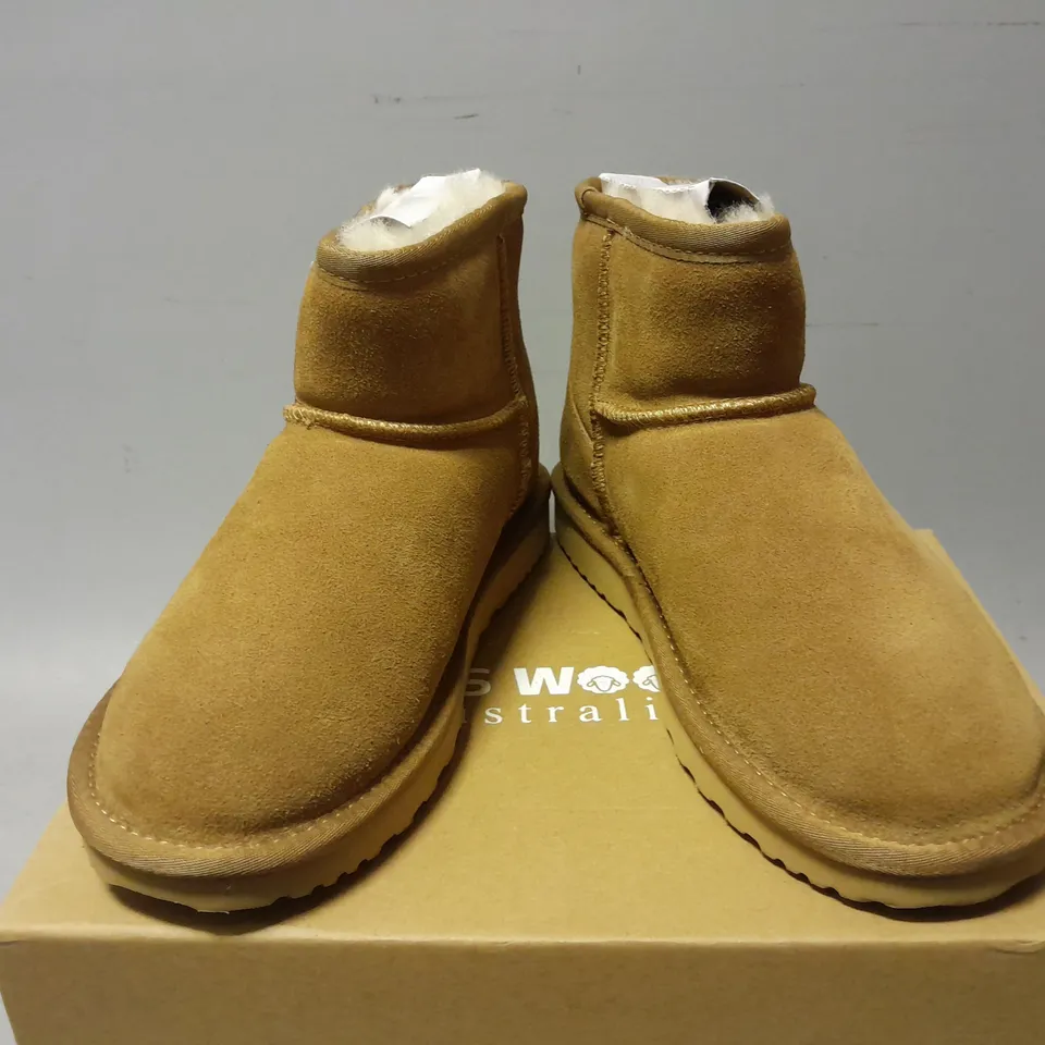 BOXED PAIR OF AUS WOOLI BONDI SHOES IN CHESTNUT - UK 5