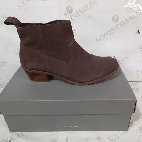 BOXED PAIR OF VIONIC LOW HEELED SIDE ZIP BOOTS IN BROWN UK SIZE 7