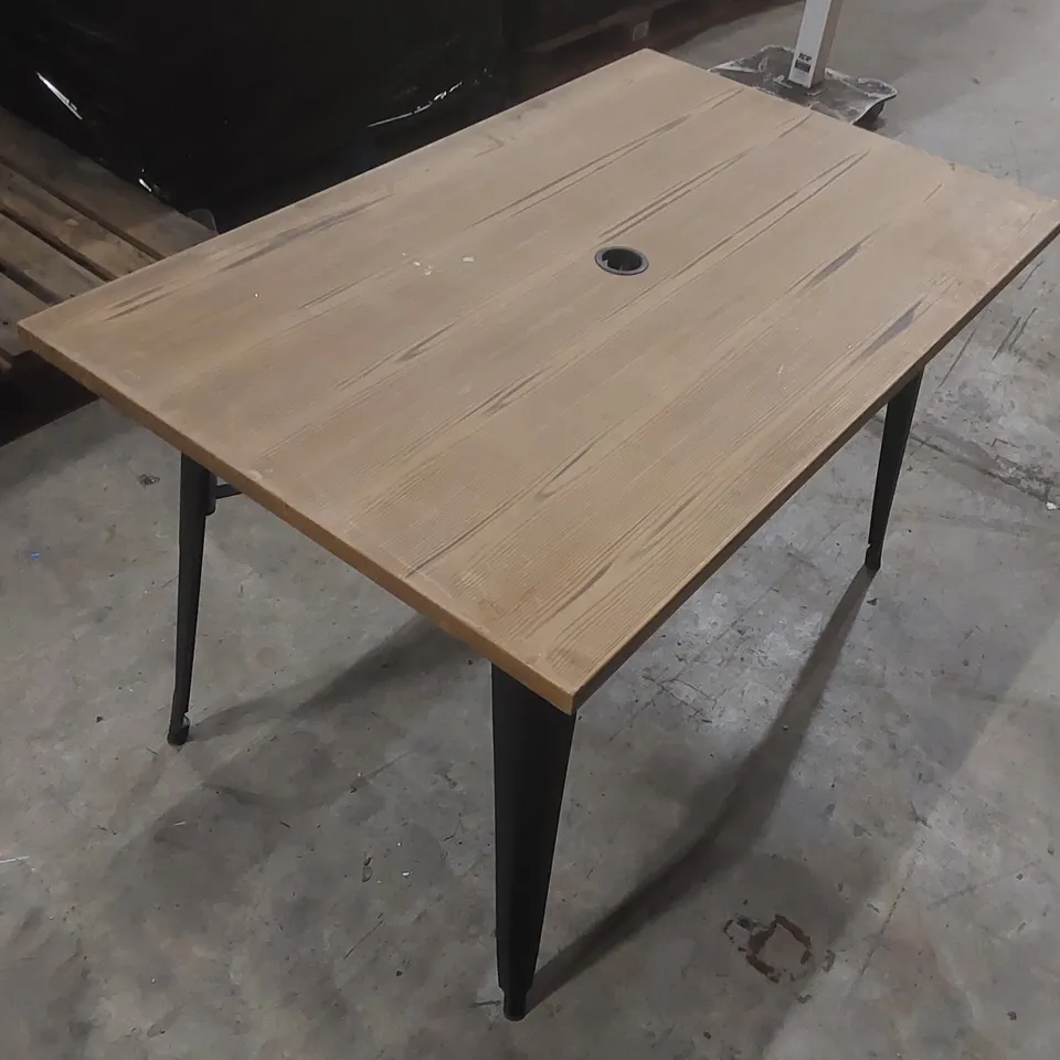 GARDEN TABLE WITH PARASOL HOLE