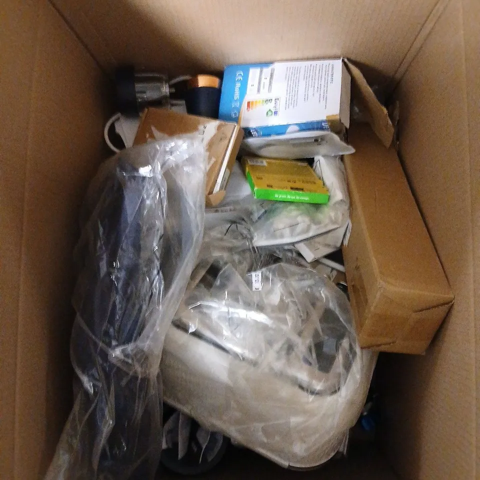 APPROXIMATELY 12 ASSORTED ELECTRICAL PRODUCTS TO INCLUDE BATTERIES, SILICONE SMARTPHONE CASE, DEFORMABLE LAMP ETC 