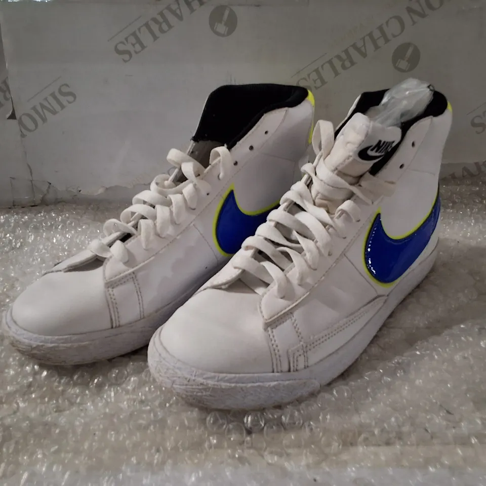 NIKE WHITE HIGH-TOP SNEAKERS – UK 6 (US 6.5Y) 