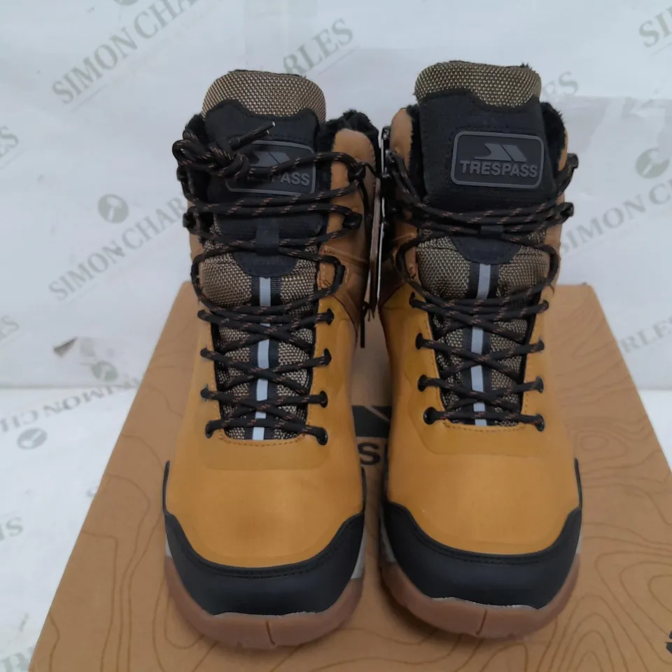 BOXED PAIR OF TRESPASS UNISEX BOOTS IN HAZE TAN - UK 8