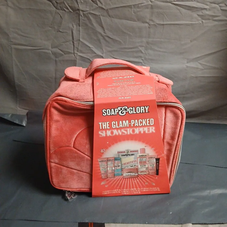 SOAP & GLORY THE GLAM-PACKED SHOWSTOPPER GIFT SET – PINK COSMETIC BAG