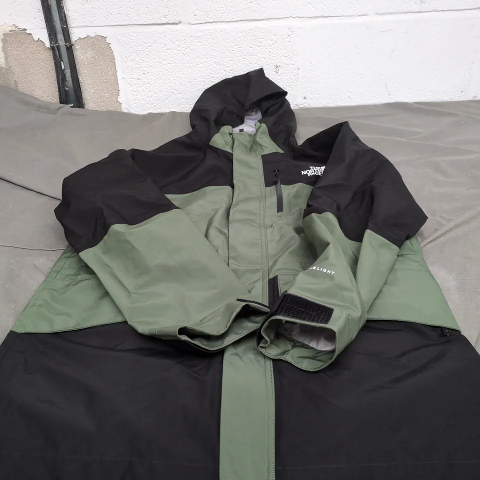 THE NORTH FACE MENS GREEN/BLACK MEDIUM COAT