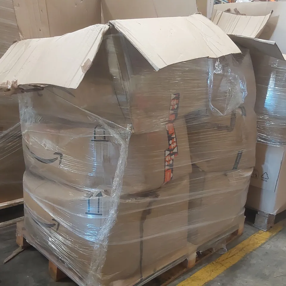 PALLET CONTAINING A VERY LARGE QUANTITY OF ASSORTED PHONE CASES 