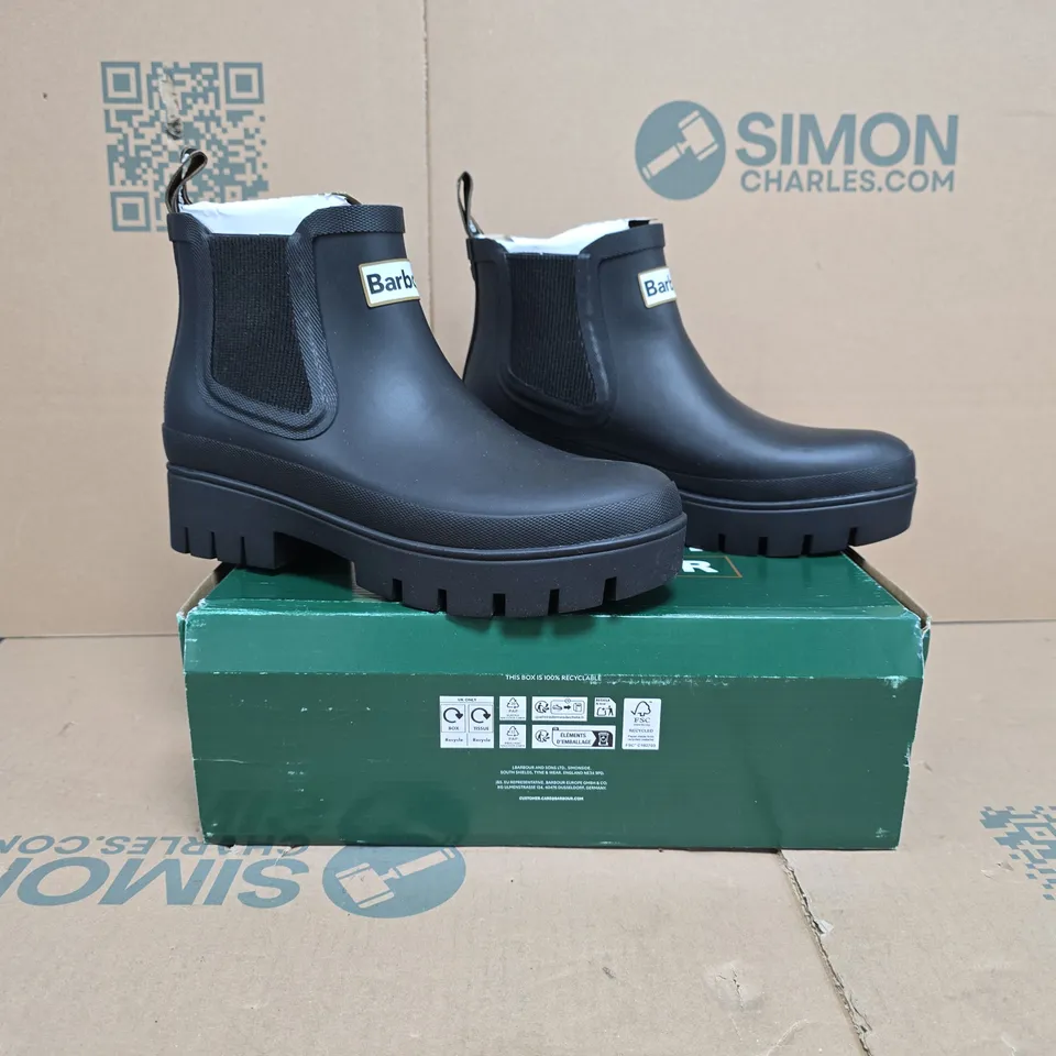 BOXED PAIR OF BARBOUR HALTON CHELSEA WELLINGTON BOOTS IN BLACK SIZE 6
