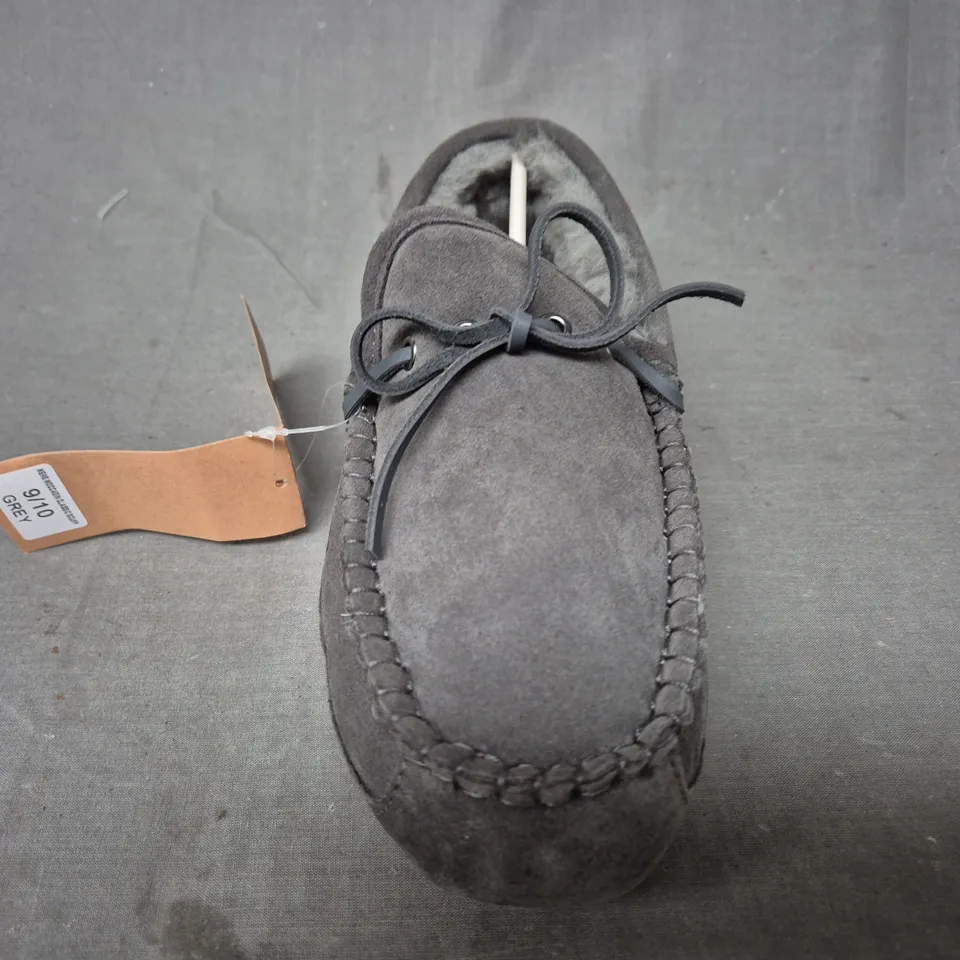 BOXED PAIR OF FENLAND MEN'S MOCCASIN CLASSIC SCRUFF SLIPPERS IN GREY SIZE 9/10