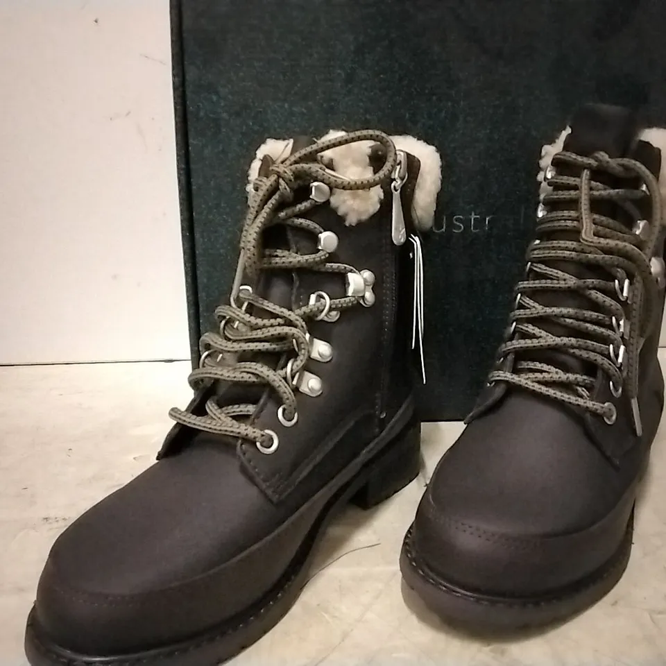 BOXED EMU AUSTRALIA UNISEX BOOTS , ESPRESSO, SIZE UK 3, 3 PAIRS 