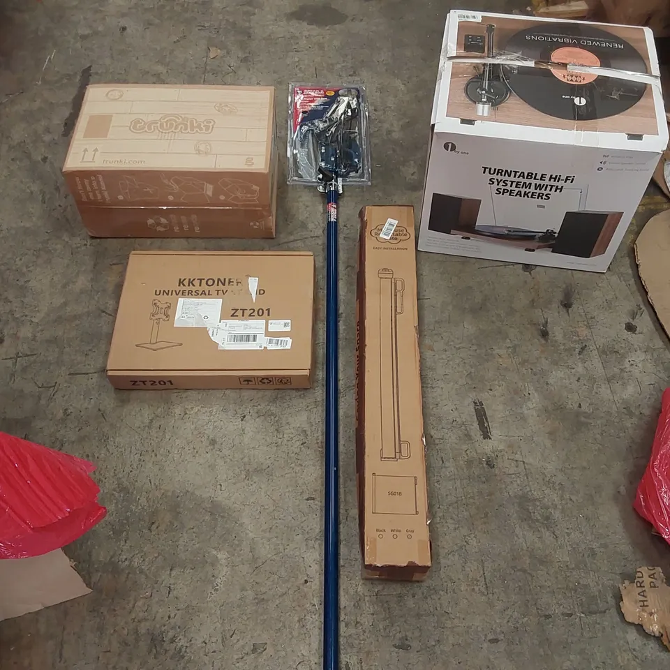 PALLET CONTAINING VARIOUS ASSORTED BOXED HOUSEHOLD ITEMS TO INCLUDE: TURNTABLE HI-FI SYSTEM WITH SPEAKERS, RETRACTABLE GATE, UNIVERSAL TV STAND, TREE PRUNER AND LOTS MORE UNMARKED BOXED ITEMS 