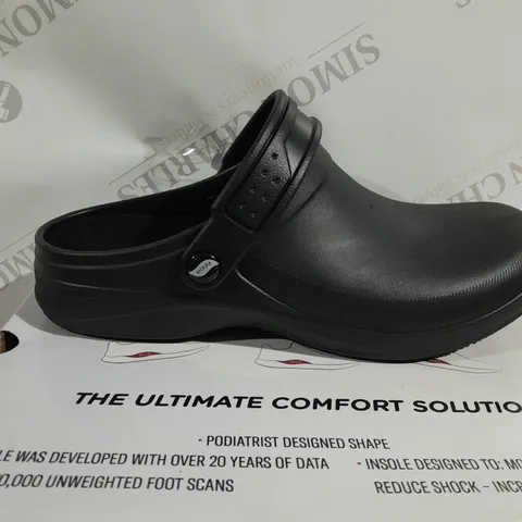 BOXED PAIR OF SKECHERS SLIP RESISTANT CLOGS IN BLACK - SIZE 5.5