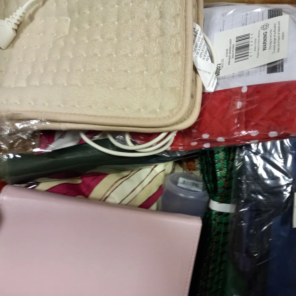 BOX OF APPROXIMATELY 20 ASSORTED HOUSEHOLD ITEMS TO INCLUDE BAKING TRAYS, WALL MOUNT AND GAME CONTROLLER STAND KIT, ETC
