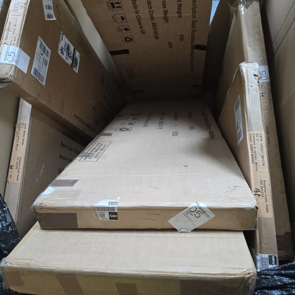 PALLET OF APPROXIMATELY 10 DAMAGED ITEMS 