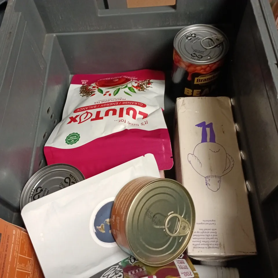 APPROXIMATELY 15 ASSORTED FOOD AND DRINK ITEMS TO INCLUDE - BRANSTON BAKED BEANS, TUNA CHUNKS AND SIMPLY COOK KOREAN FRIED RICE