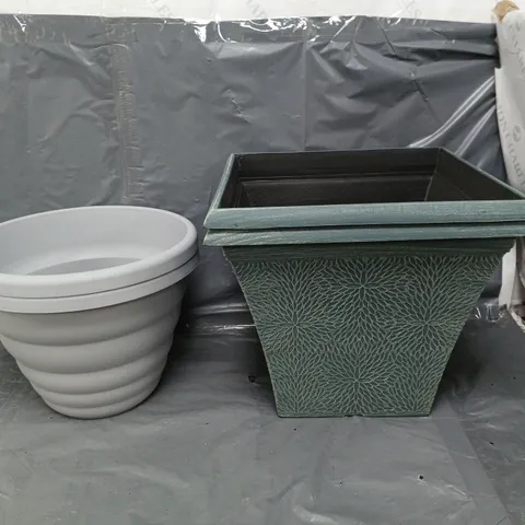 4X GARDEN POTS IN DIFFERENT STYLES - COLLECTION ONLY 