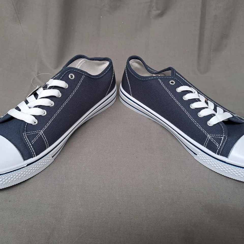 BOXED PAIR OF URBAN JACKS SHOES IN NAVY SIZE 8