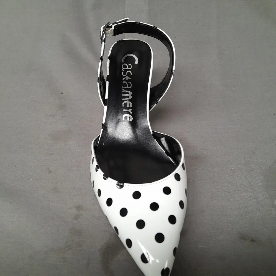 BOXED PAIR OF CASTAMERE POINTED TOE SLINGBACK HEELS IN WHITE W. BLACK SPOTS EU SIZE 40