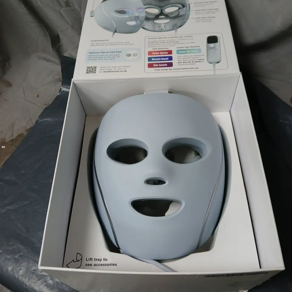 OUTLET SHARK CRYOGLOW BLUE FROST LED MASK WITH CHARGING STAND