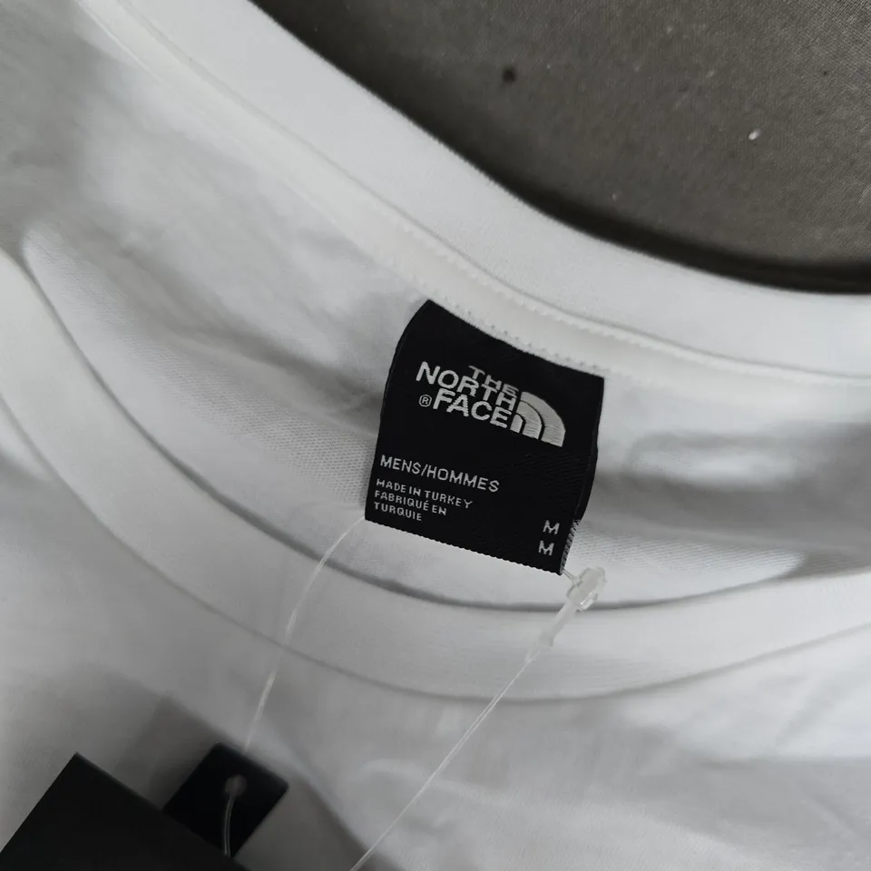 THE NORTH FACE NSE CELEBRATION TEE IN WHITE - MEDIUM