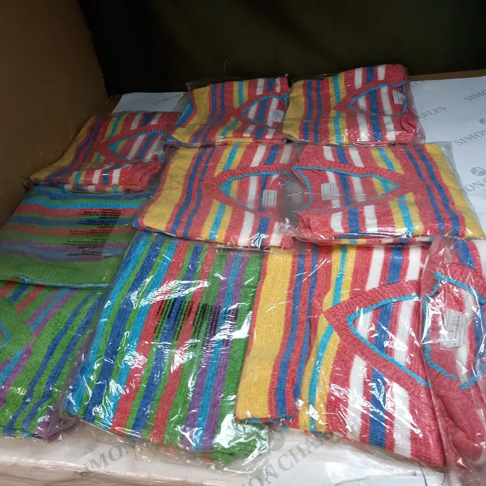 LOT OF APPROX 10 ASSORTED CLOTHING ITEMS IN VARIOUS SIZES