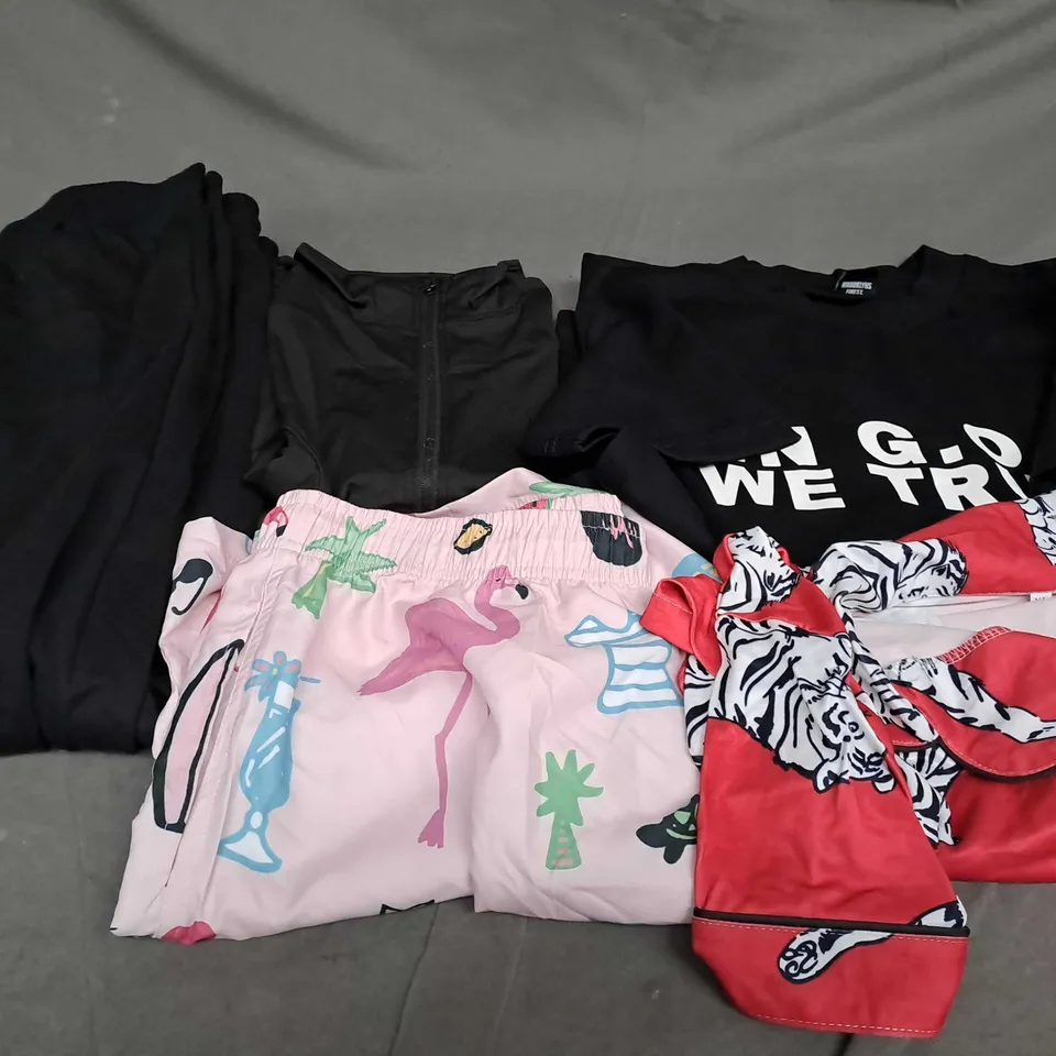 APPROXIMATELY 25 ASSORTED CLOTHING ITEMS IN VARIOUS SIZES TO INCLUDE - SHORT , TROUSERS , T-SHIRT ETC