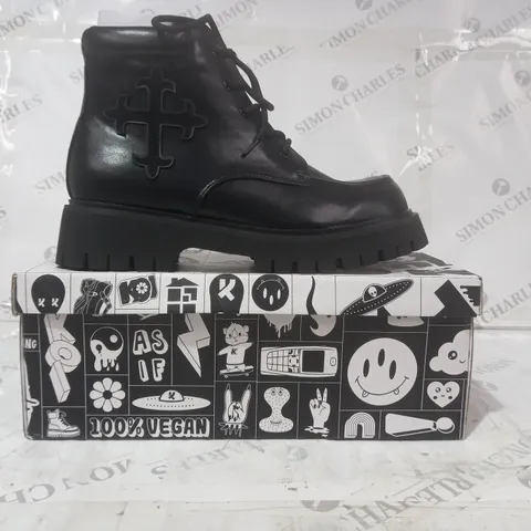 BRAND NEW BOXED PAIR OF KOI VEGAN LEATHER MORAL ALLIANCES MENS'S CROSS BOOTS IN BLACK UK SIZE 8