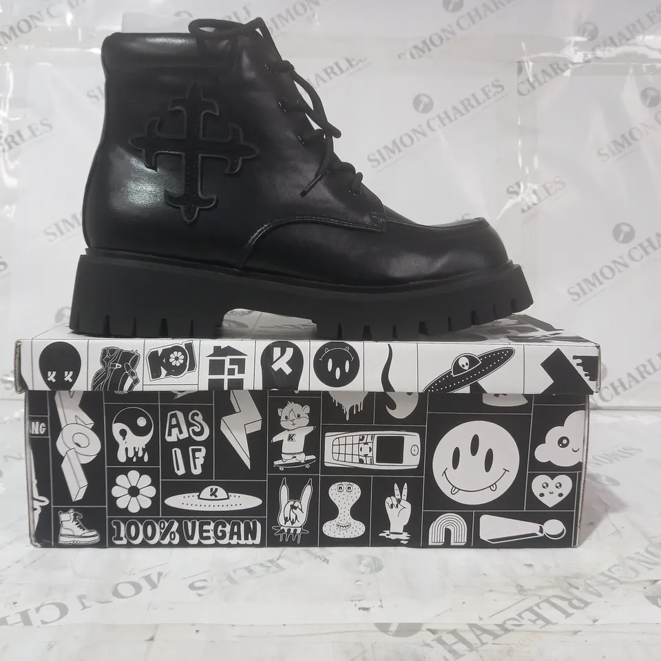 BRAND NEW BOXED PAIR OF KOI VEGAN LEATHER MORAL ALLIANCES MENS'S CROSS BOOTS IN BLACK UK SIZE 8
