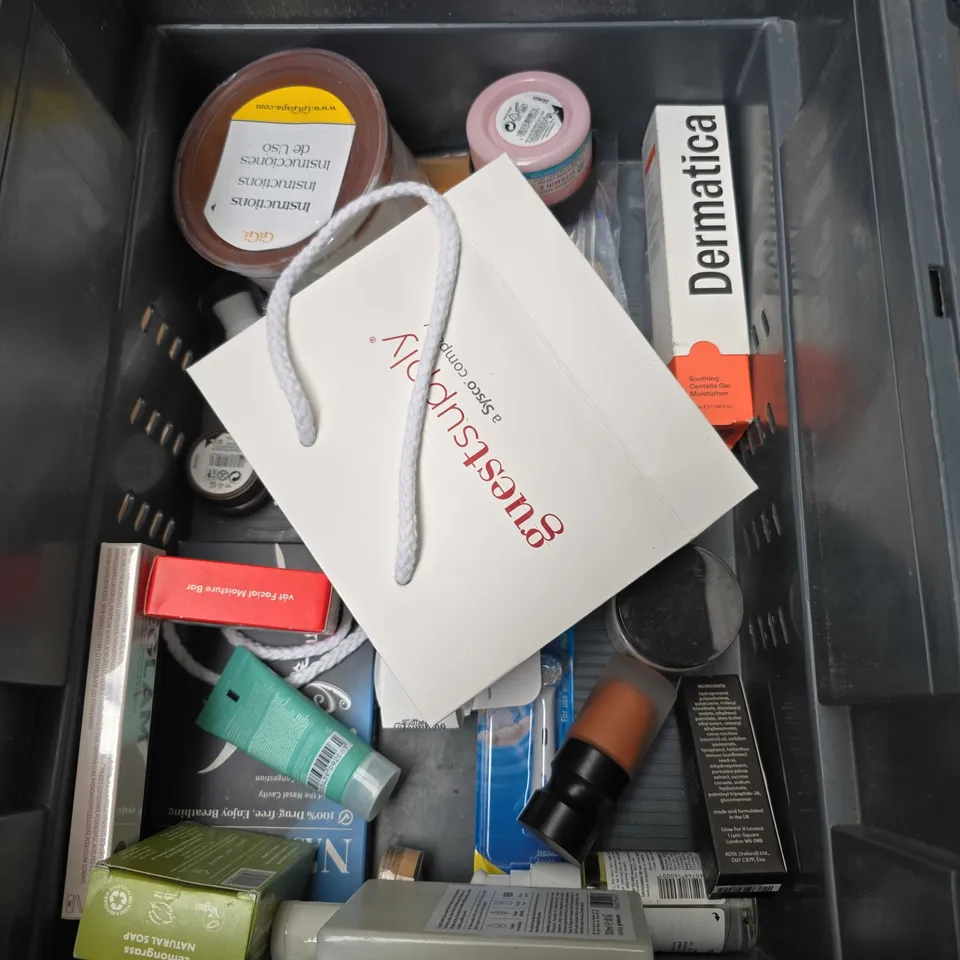 APPROXIMATELY 20 ASSORTED HEALTH & BEAUTY PRODUCTS TO INCLUDE VENUS COMFORT GLIDE, VOSENE SHAMPOO AND MAYBELLINE LIPSTICK