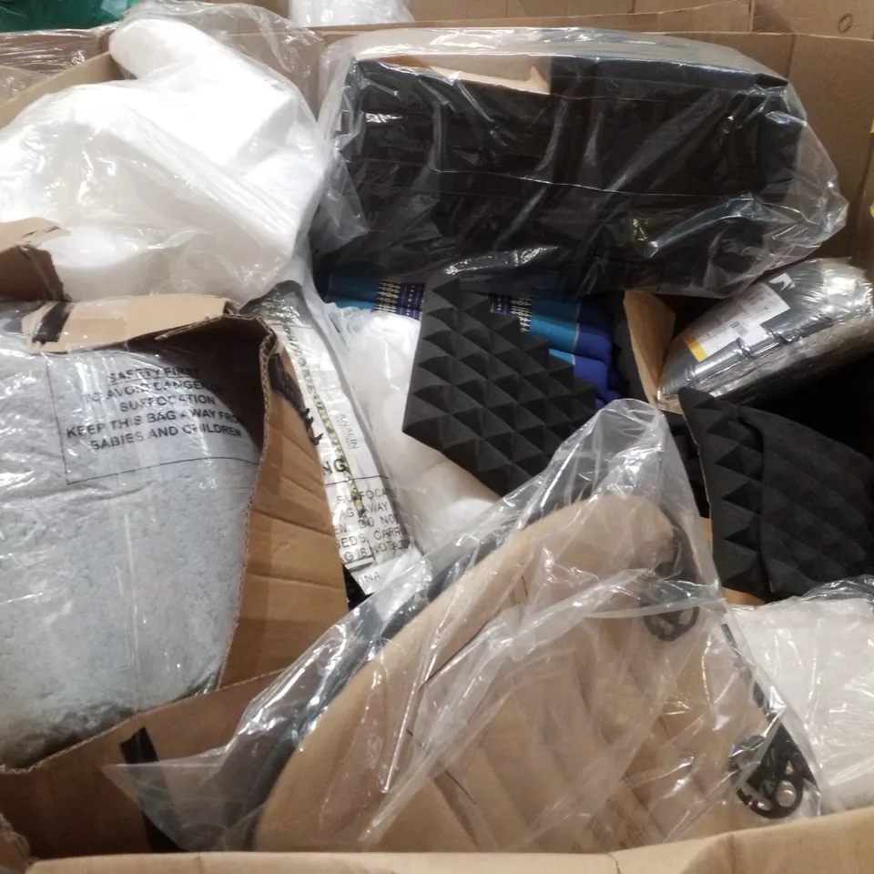 PALLET CONTAINING ASSORTED PILLOWS, CUSHIONS, SOUNDPROOFING & DUVET