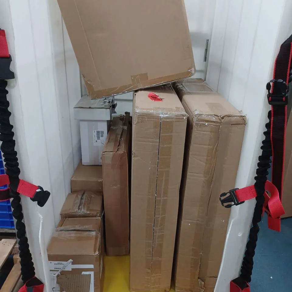 LOT OF APPROXIMATELY 11 HOUSEHOLD ITEMS TO INCLUDE A HEATED BLANKET AND DECORATIVE LIGHTS