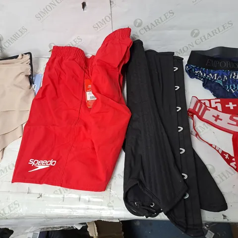 BOX OF APPROXIMATELY 25 ASSORTED CLOTHING ITEMS TO INCUDE - T-SHIRT - TROUSERS , TOPS , PANTS - ETC