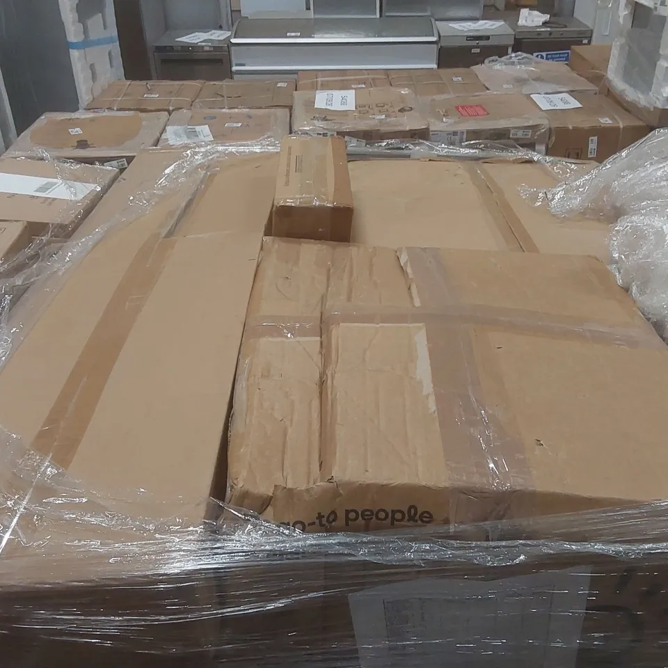 PALLET CONTAINING A VERY LARGE QUANTITY OF ASSORTED DESIGNER LIGHTING PRODUCTS