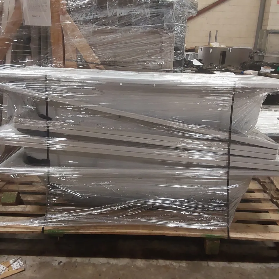 PALLET CONTAINING APPROXIMATELY 7x HEAVY DUTY ANTI-SLIP STEEL BATH TUBS