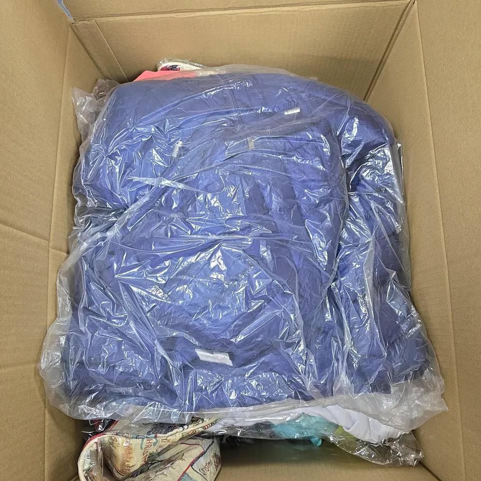 BOX OF APPROXIMATELY 20 ASSORTED ITEMS TO INCLUDE CHRISTMAS CUSHION COVER, CLOTHING, THERMAL GLOVES, 3 PACK LADIES BRIEFS, CHILDRENS BATHROOM TOYS ETC