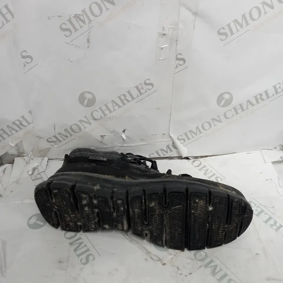 UNBOXED PAIR OF SKECHERS SYNERGY WARM TECH BOOTS IN BLACK UK SIZE 5.5