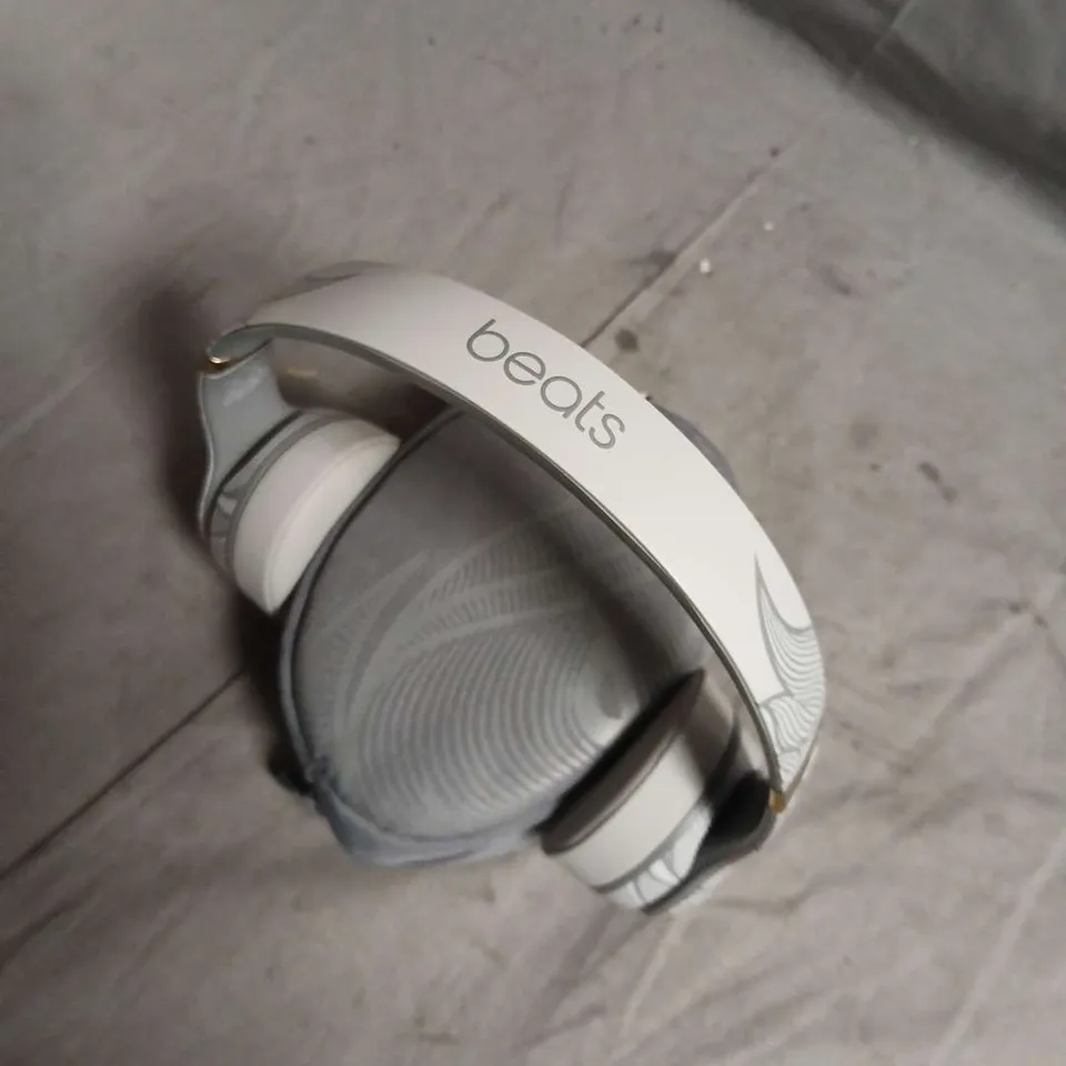 BEATS WIRELESS HEADPHONES – WHITE/SILVER BEATS SOLO 3 