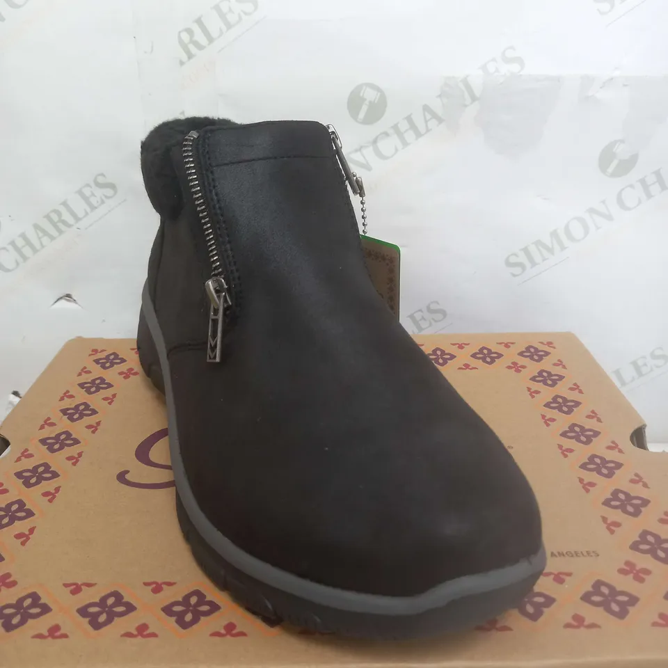 SKETCHERS EASY GOING BOOT IN BLACK - SIZE 8