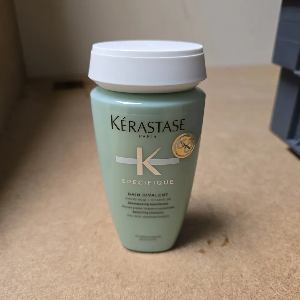 APPROXIMATELY 20 ASSORTED COSMETIC ITEMS INCLUDING HIBIWASH , DR ORGANIC BODY WASH AND KERASTASE SHAMPOO