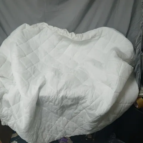 WHITE QUILTED BED THROW/DUVET COVER.