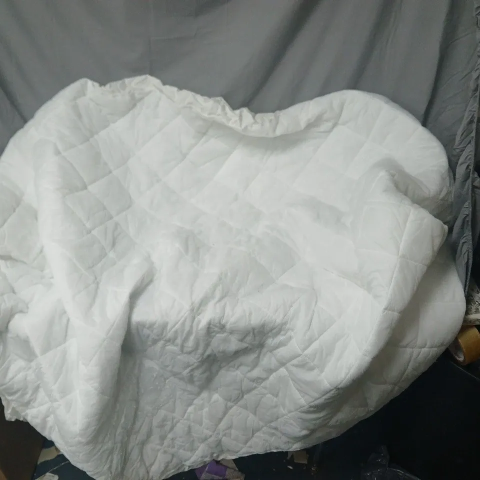 WHITE QUILTED BED THROW/DUVET COVER.