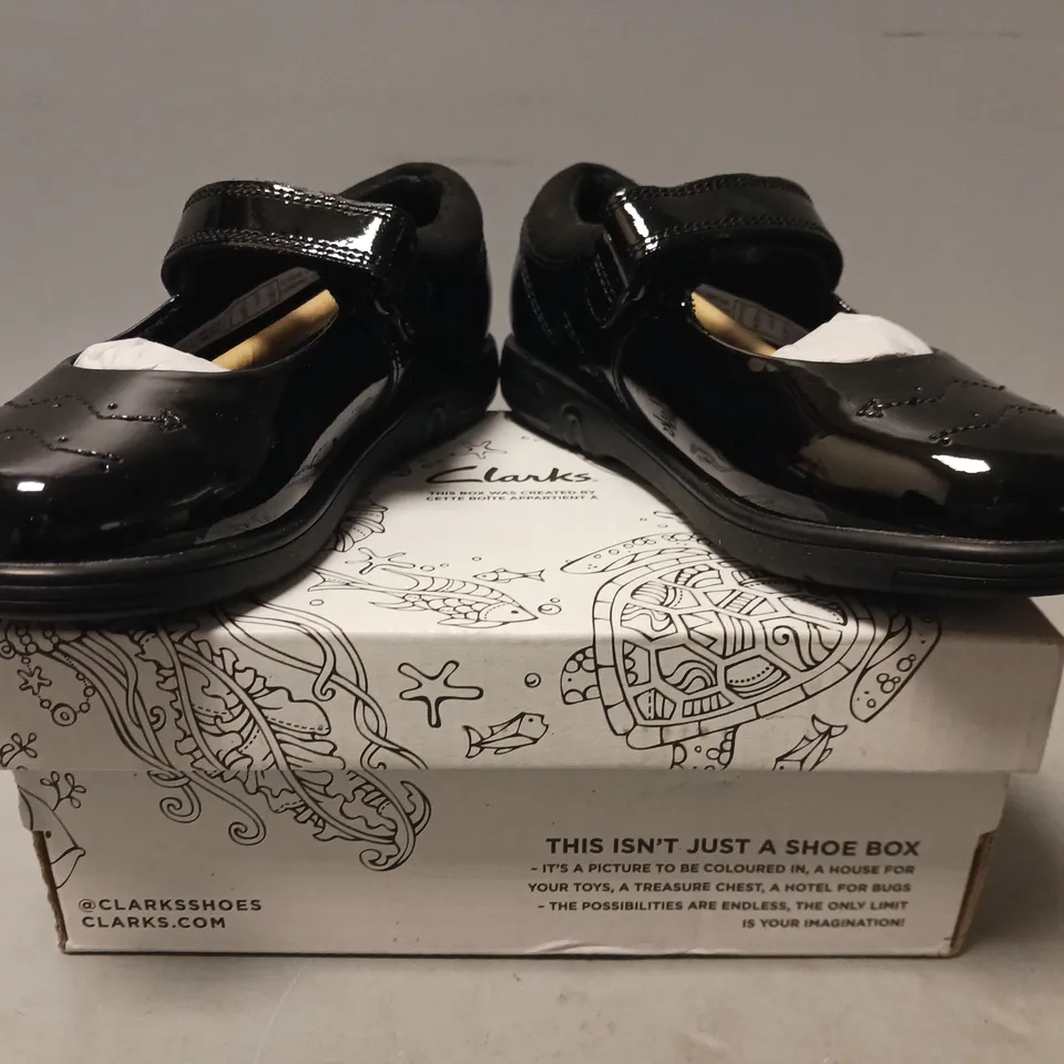 BOXED PAIR OF CLARKS JAZZY JIG KIDS SHOES IN GLOSSY BLACK UK SIZE 9