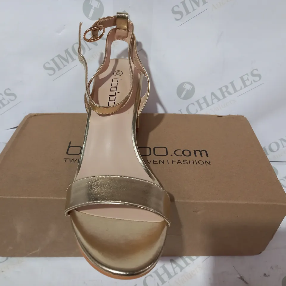 BOXED PAIR OF BOOHOO LOW BLOCK HEEL OPEN TOE SANDALS IN METALLIC GOLD COLOUR EU SIZE 39