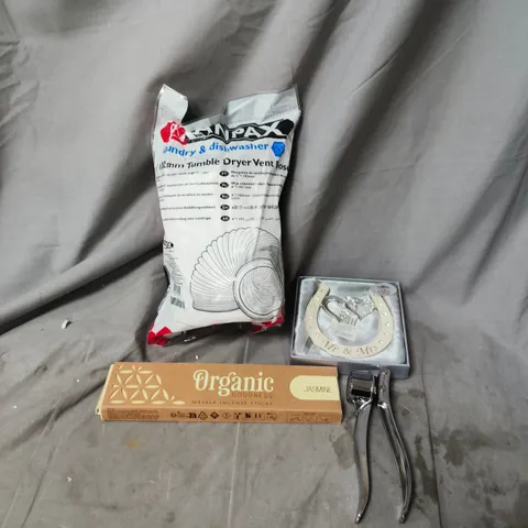 APPROXIMATELY 15 ASSORTED HOUSEHOLD ITEMS TO INCLUDE TUMBLE DRYER VENT HOSE, MR & MRS HORSESHOE AND ORGANIC GOODNESS INCENSE STICKS