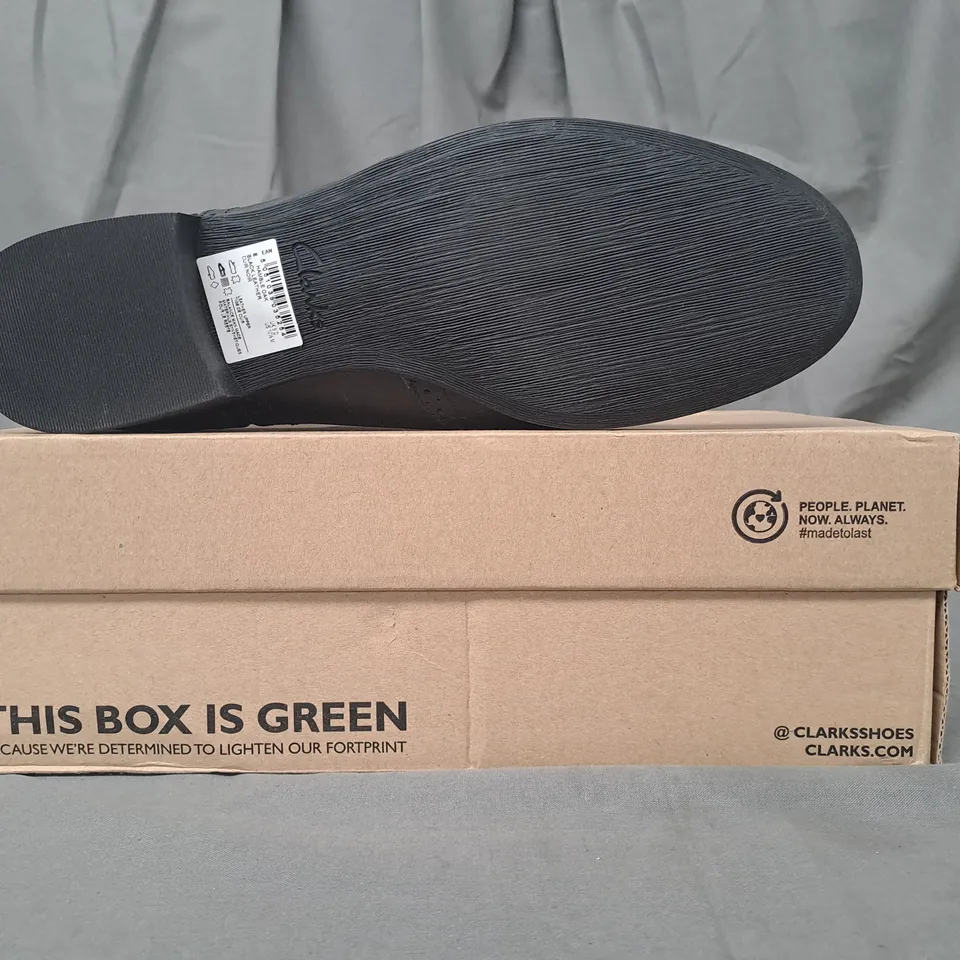 BOXED PAIR OF HAMBLE OAK LACE UP SHOES IN BLACK UK SIZE 8