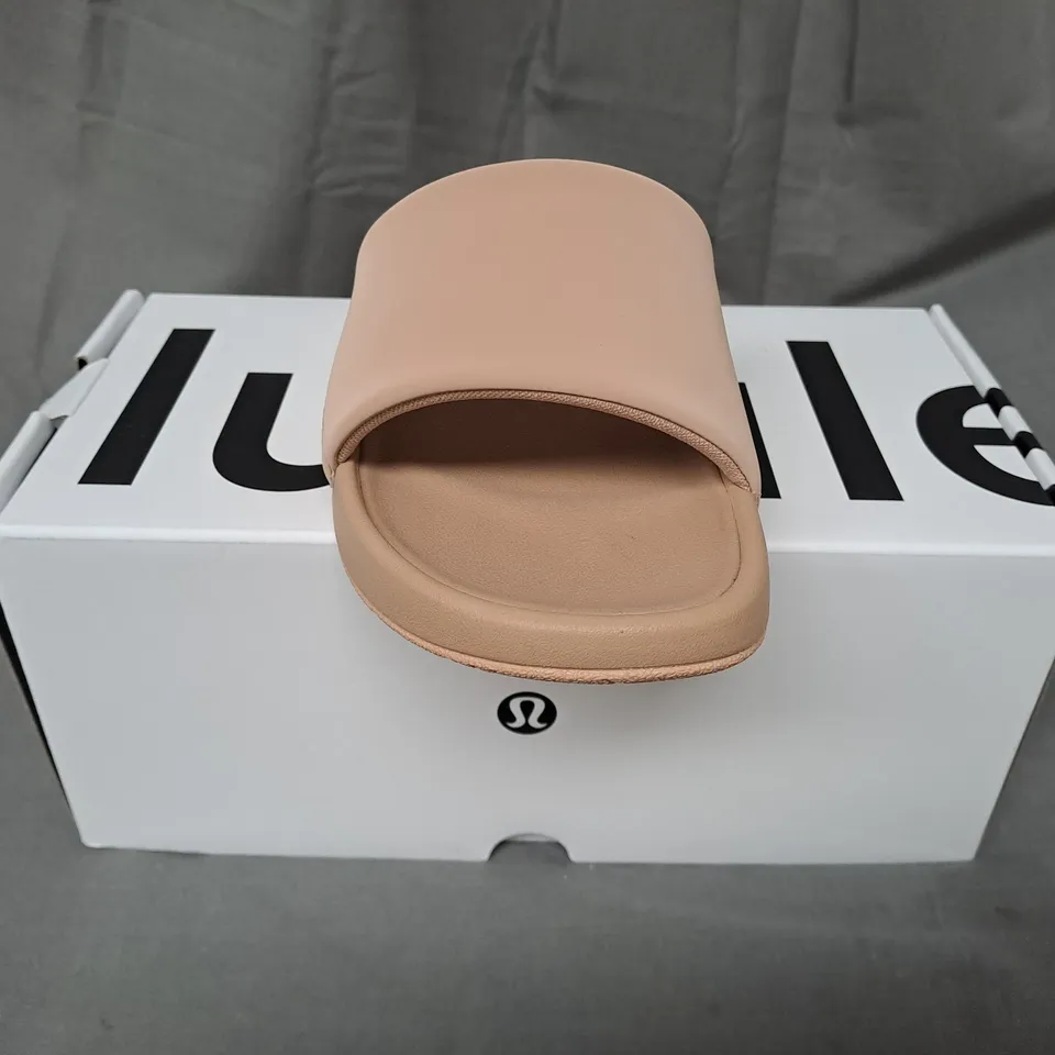 BOXED PAIR OF LULULEMON SLIDERS IN SAND UK SIZE 3.5
