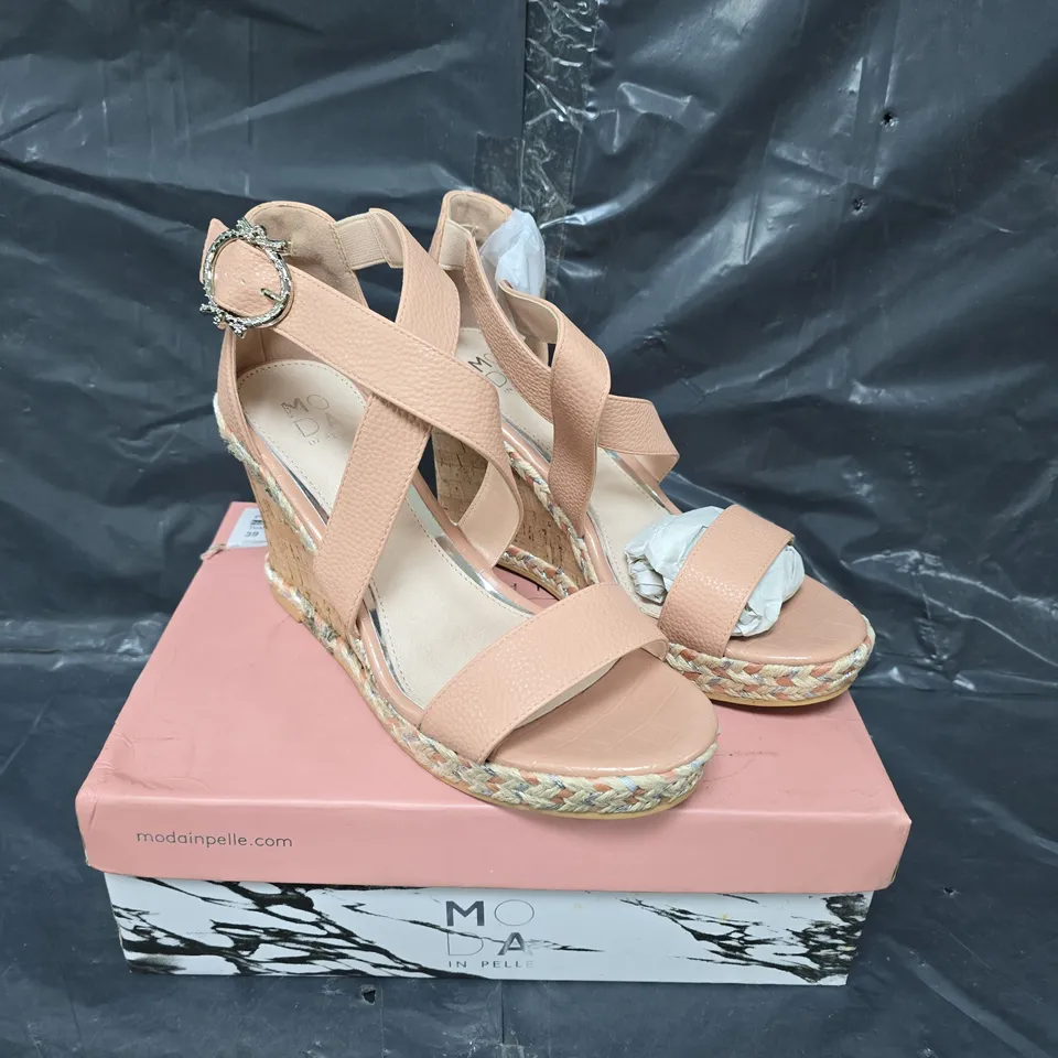 BOXED PAIR OF ADESSO PURSUIT OPEN TOED SANDALS - SIZE 6