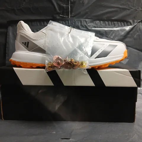 BOXED PAIR OF ADIDAS HOWZAT SPIKE CRICKET SHOES IN WHITE/BLACK SIZE UK 6