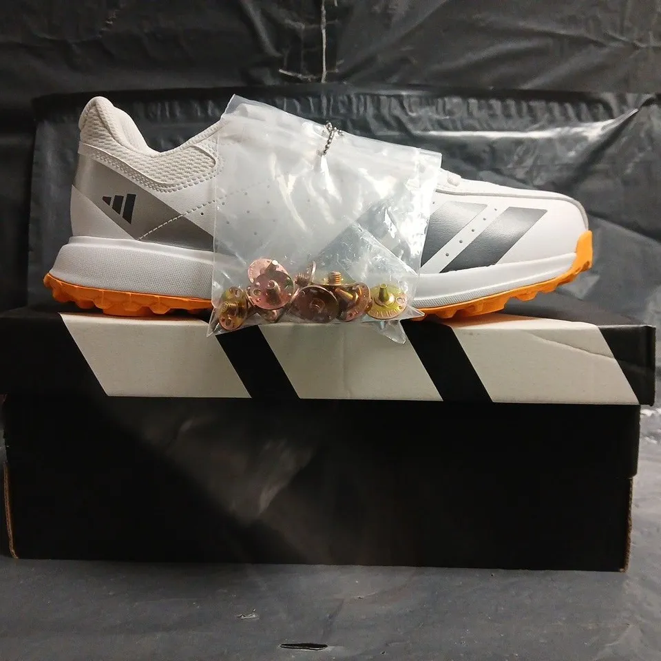 BOXED PAIR OF ADIDAS HOWZAT SPIKE CRICKET SHOES IN WHITE/BLACK SIZE UK 6