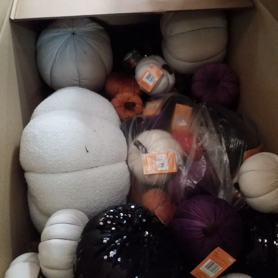 PALLET CONTAINING LARGE  QUANTITY OF BRAND NEW HALLOWEEN PLUSH PUMPKINS 