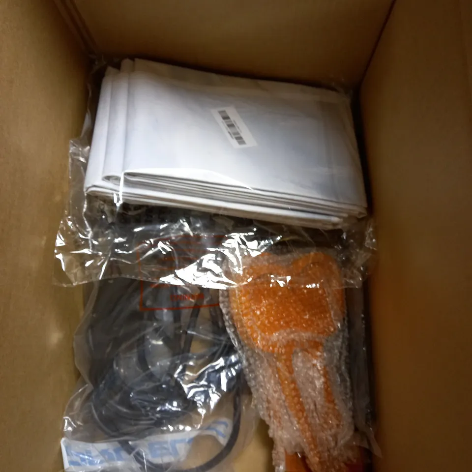 BOX OF APPROXIMATELY 10 ASSORTED HOUSEHOLD ITEMS TO INCLUDE DOG FOOD MAT, HORSESHOE, EXTENSION LEAD ETC